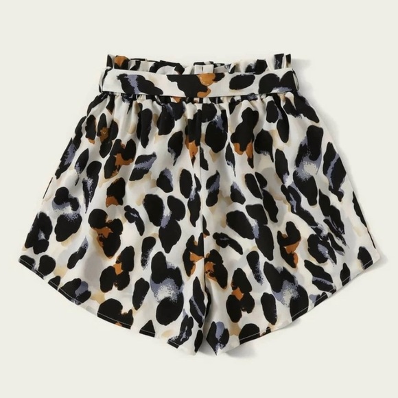 NWT $4.99 Shipping!! Animal print shorts w belt - Picture 2 of 4